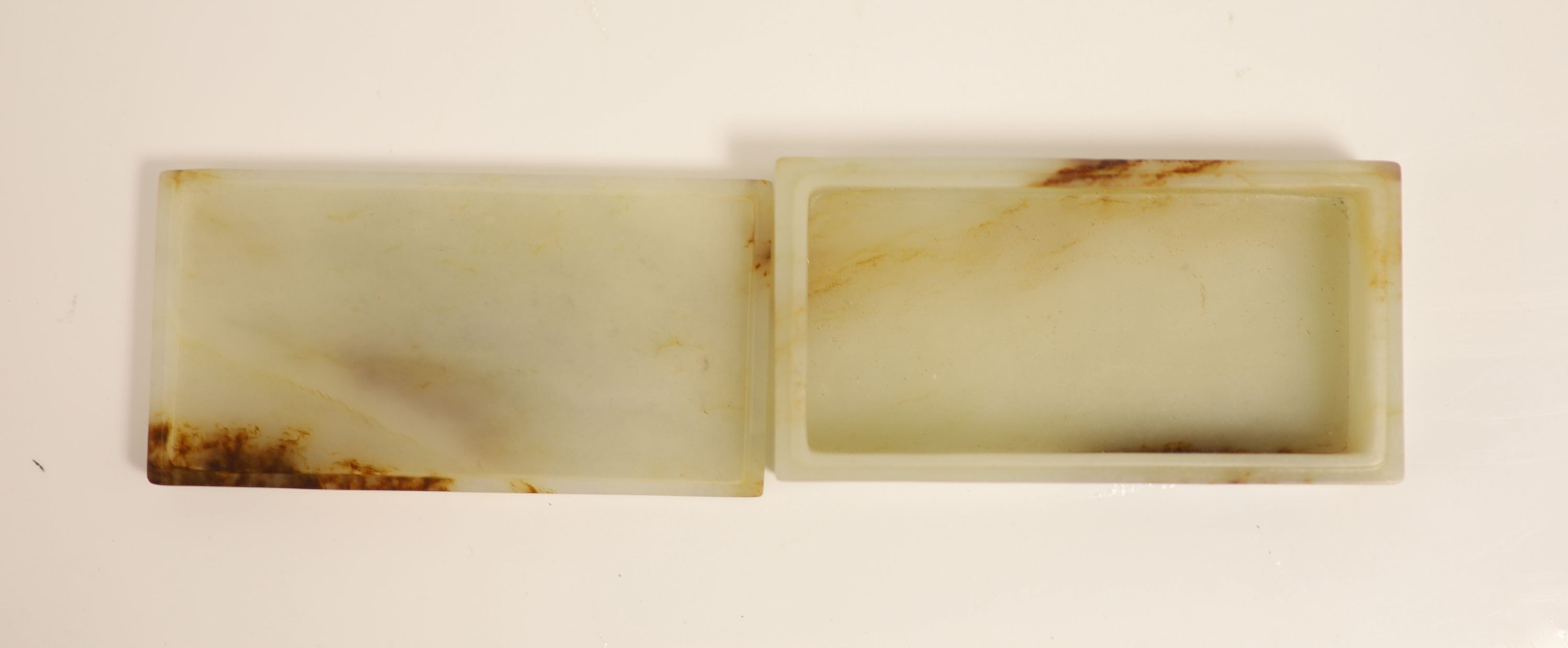 A Chinese archaistic white and brown jade box and cover, 8.3 x 4.3 cm